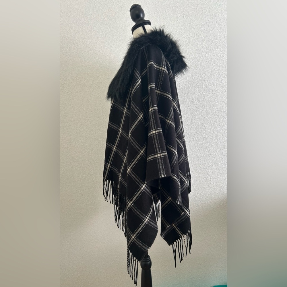 NEW J.CREW Cape With Black Faux Fur Collar Plaid Black/White ONE SIZE - Picture 3 of 11